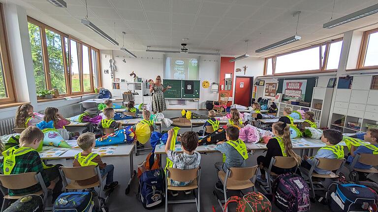 Stolz probieren die Schülerinnen und Schüler der 1d die Warntrapeze an. Stolz probieren die Schülerinnen und Schüler der 1d die Warntrapeze an. 