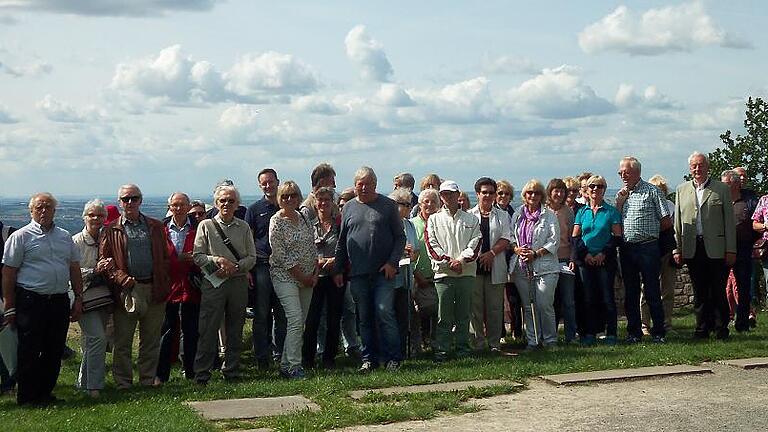 Sie machten den Schwanberg zu dem, was er heute ist - „Persönlichkeiten auf dem Schwanberg“ lautete das Thema einer Führung von Monika Conrad, wozu das Geistliche Zentrum eingeladen hatte. Gewählt wurden das 19. und 20. Jahrhundert, so die Mitteilung an die Presse. Die „Landrat-Oskar-Schad-Straße“ führt den Berg hinauf und erinnert an das Wirken des Landkreischefs von 1948 bis1970. Straßenbau, Fernwasserversorgung und die „Befreiung von Panzermanövern der Amerikaner im Jahr 1970“ waren Stichworte. Erinnert wurde auch an die Gründerin der Schwesterngemeinschaft Communität Casteller Ring, Christel Schmid, sowie an den letzten Schlossherren auf dem Berg, Radulf Graf zu Castell-Rüdenhausen und dessen Eltern Alexander und Margarete. Die Familie hat dem Schlosshof die heutige Gestalt gegeben. Der aus Hoheim stammende Bildhauer Carlo Müller wurde von ihr mit der figürlichen Ausstattung von Schlosshof und Park beauftragt. Erinnert wurde zudem an Jean Dern, einen Geschäftsmann aus Gießen, der das heruntergewirtschaftete Schlossgut von 1897-1911 wieder aufgebaut hatte. Zu seiner Zeit wurde das Schloss ein beliebtes Ausflugsziel auch für Künstler und Literaten, wie Max Dauthendey oder Michael Georg Conrad. Versammlungsort Tausender Menschen aus Franken war der Schwanberg im so genannten „Vormärz“ von 1830 bis 1848. Zur Erinnerung an diese Jahre sangen die Teilnehmer an der Führung auf dem Kapellrangen im Chor das 1841 von Hofmann von Fallersleben verfasste Freiheitslied „Die Gedanken sind frei“. Im Jahr 2018, wenn in Bayern „200 Jahre Verfassung“ und „100 Jahre Freistaat“ gefeiert wird, sei auch eine einer Reihe weiterer Veranstaltungen im Landkreis Kitzingen geplant, wofür der Initiativkreis Kultur, Geschichte und Archäologie schon Termine festgelegt hat, wie Monika Conrad außerdem mitteilt. Foto: CONRAD Sie machten den Schwanberg zu dem, was er heute ist - „Persönlichkeiten auf dem Schwanberg“ lautete das Thema einer Führung von Monika Conrad, wozu das Geistliche Zentrum eingeladen hatte. Gewählt wurden das 19. und 20. Jahrhundert, so die Mitteilung an die Presse. Die „Landrat-Oskar-Schad-Straße“ führt den Berg hinauf und erinnert an das Wirken des Landkreischefs von 1948 bis1970. Straßenbau, Fernwasserversorgung und die „Befreiung von Panzermanövern der Amerikaner im Jahr 1970“ waren Stichworte. Erinnert wurde auch an die Gründerin der Schwesterngemeinschaft Communität Casteller Ring, Christel Schmid, sowie an den letzten Schlossherren auf dem Berg, Radulf Graf zu Castell-Rüdenhausen und dessen Eltern Alexander und Margarete. Die Familie hat dem Schlosshof die heutige Gestalt gegeben. Der aus Hoheim stammende Bildhauer Carlo Müller wurde von ihr mit der figürlichen Ausstattung von Schlosshof und Park beauftragt. Erinnert wurde zudem an Jean Dern, einen Geschäftsmann aus Gießen, der das heruntergewirtschaftete Schlossgut von 1897-1911 wieder aufgebaut hatte. Zu seiner Zeit wurde das Schloss ein beliebtes Ausflugsziel auch für Künstler und Literaten, wie Max Dauthendey oder Michael Georg Conrad. Versammlungsort Tausender Menschen aus Franken war der Schwanberg im so genannten „Vormärz“ von 1830 bis 1848. Zur Erinnerung an diese Jahre sangen die Teilnehmer an der Führung auf dem Kapellrangen im Chor das 1841 von Hofmann von Fallersleben verfasste Freiheitslied „Die Gedanken sind frei“. Im Jahr 2018, wenn in Bayern „200 Jahre Verfassung“ und „100 Jahre Freistaat“ gefeiert wird, sei auch eine einer Reihe weiterer Veranstaltungen im Landkreis Kitzingen geplant, wofür der Initiativkreis Kultur, Geschichte und Archäologie schon Termine festgelegt hat, wie Monika Conrad außerdem mitteilt. Foto: CONRAD
