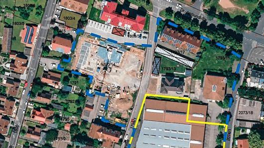Die Stadt Haßfurt erwarb vor wenigen Jahren das Areal der ehemaligen Waldi-Schuhfabrik (blaue Umrandung). Nachdem mehrere Teile bereits neue Eigentümer gefunden hatten, wechselten jetzt auch die alten Produktionshallen (gelbe Umrandung) den Besitzer.