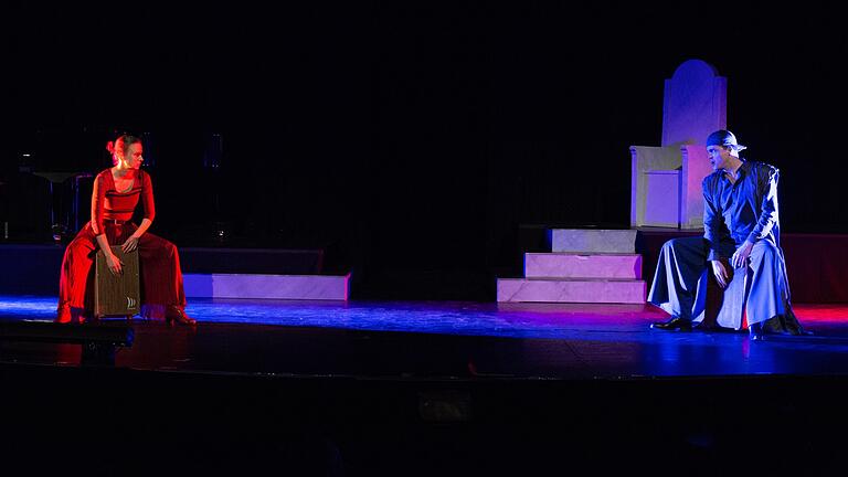Bodo Wartke und Malanie Haupt in 'Antigone'.
