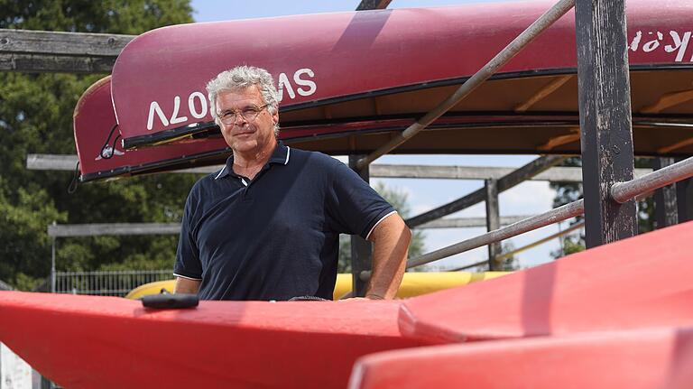 Markus Schönfelder, 52, ist Geschäftsführer des Kanutourismus-Anbieters Waterwalker. Hier steht er in Volkach zwischen seinen Booten.