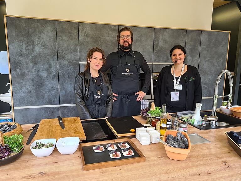 Sternekoch Björn Leist (Rhöner Botschaft), seine Auszubildende Marie Kirchner (links) und Martina Klüber-Wibelitz (Rhön GmbH) in der Gartenküche. Sternekoch Björn Leist (Rhöner Botschaft), seine Auszubildende Marie Kirchner (links) und Martina Klüber-Wibelitz (Rhön GmbH) in der Gartenküche.