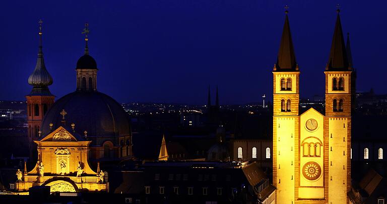 Über den Dächern der Stadt. Blick vom Grafeneckart auf den Dom. Der Dom bleibt aus Sicherheitsgründen auch jetzt weiter angestrahlt. Über den Dächern der Stadt. Blick vom Grafeneckart auf den Dom. Der Dom bleibt aus Sicherheitsgründen auch jetzt weiter angestrahlt. 