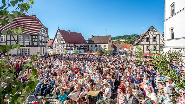 Unter dem Motto 'Klamotten, Blech und Oldies' entführen die Fladungen Classics auch 2023 in die Zeit der 50er und 60er Jahre. Unter dem Motto 'Klamotten, Blech und Oldies' entführen die Fladungen Classics auch 2023 in die Zeit der 50er und 60er Jahre.