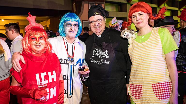 Auch Domkapitular Clemens Bieber feierte mit anderen 'Fastnacht in Franken'-Fans die gelungene Sendung.