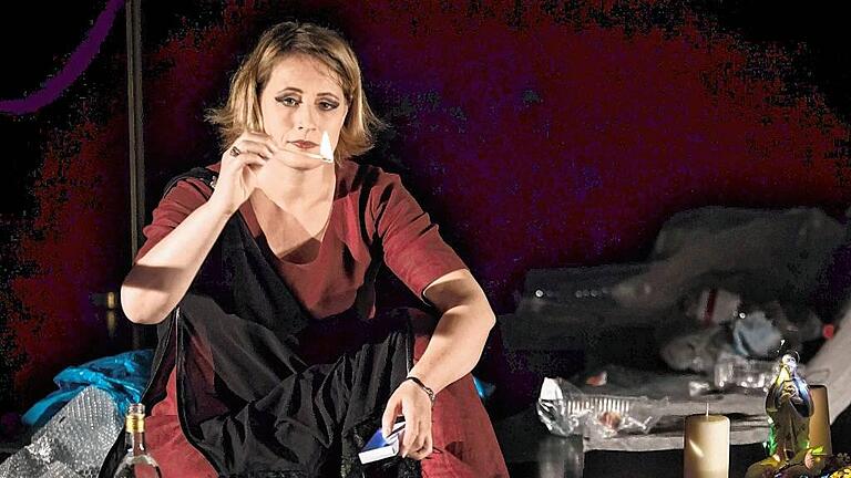 Medea im Plastikmüll: Ulrike Walther.