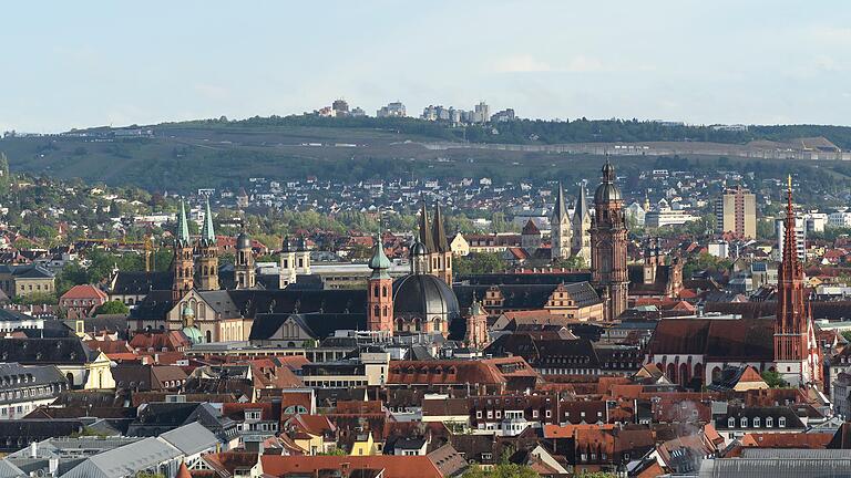 Die Diözese Würzburg hat mit Sven Kunkel einen neuen Finanzdirektor. Er wird die neue Hauptabteilung 'Finanzen und Immobilien' leiten. Das Foto zeigt&nbsp;die Innenstadt in Würzburg mit ihren vielen Kirchtürmen.