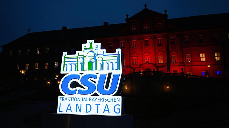 Im oberfränkischen Kloster Banz trifft sich die CSU-Landtagsfraktion zu einer Klausurtagung. Der Auftakt wurde begleitet von Protesten unzufriedener Bauern an Markus Söders Umweltpolitik.