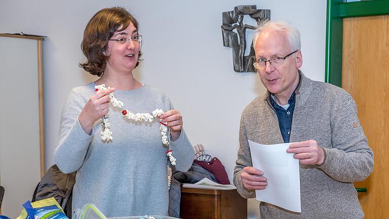 Es wird dekoriert: Dieter Wenderlein von Sant' Egidio kümmert sich seit September um die Organisation des Weihnachtsessens am ersten Feiertag. Es wird dekoriert: Dieter Wenderlein von Sant' Egidio kümmert sich seit September um die Organisation des Weihnachtsessens am ersten Feiertag. 