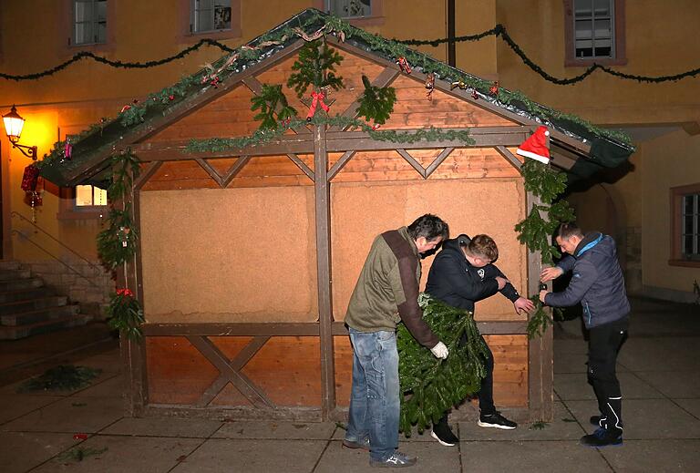 In den Abendstunden dekoriert der Sportverein seine Feuerzangenbowle-Hütte.