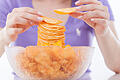 Heißhunger_Attacke_Appetit_Zuegler.jpg       -  Wer unter Heißhunger-Attacken leidet, hat nicht selten Lust auf Chips oder andere ungesunde Lebensmittel. Natürliche Appetitzügler können hier helfen.