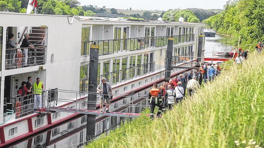 Ein Ölfilm auf dem Main bei Ottendorf sorgte am Samstagmorgen dafür, dass die Polizei eine Sperrung des Schifffahrtverkehrs veranlasste. Besonders ungünstig war dies für eine amerikanische Touristengruppe auf einem Ausflugsschiff, das in der Schleuse nicht mehr weiterfahren durfte, weshalb man sich entschloss, die 188 Gäste von Bord zu holen und mit Bussen zu ihrem eigentlichen Ausflugsziel nach Bamberg zu bringen. Ein Ölfilm auf dem Main bei Ottendorf sorgte am Samstagmorgen dafür, dass die Polizei eine Sperrung des Schifffahrtverkehrs veranlasste. Besonders ungünstig war dies für eine amerikanische Touristengruppe auf einem Ausflugsschiff, das in der Schleuse nicht mehr weiterfahren durfte, weshalb man sich entschloss, die 188 Gäste von Bord zu holen und mit Bussen zu ihrem eigentlichen Ausflugsziel nach Bamberg zu bringen.
