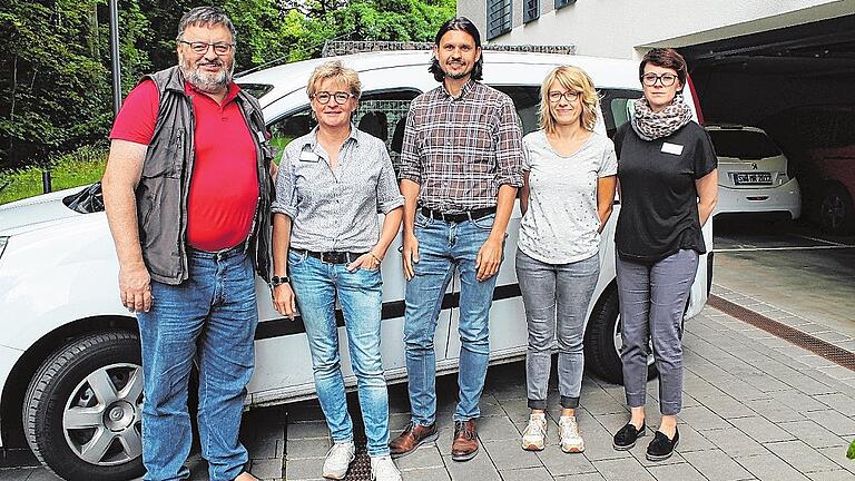 Immer erreichbar: Das Palliativo-Team ist täglich unterwegs, um Menschen zuhause beim Sterben zu begleiten. Heute im Einsatz (von links): Leitender Arzt Peter Diehl, Stellvertretende Pflegerische Leitung Anette Nees, Pflegerischer Leiter Gregor Stacha, Fachkrankenschwester Tanja Lohrbacher und Assistenzärztin Sabine Eisenbrand.