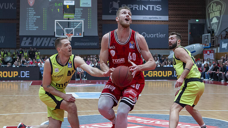 s.Oliver Wuerzburg vs. medi bayreuth, Basketball, BBL       -  Deutschland, Wuerzburg, s.Oliver Arena, 12.02.2020, emspor, emonline, despor, deonline, s.Oliver Wuerzburg vs. medi bayreuth, Basketball, BBL

Bild: v. l. Nate Linhart (medi bayreuth), Lucas Fischer (s.Oliver Wuerzburg) und Bryce Alford (medi bayreuth)