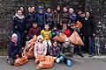 Während des Nachmittagsunterrichts der Ganztagsklasse 2a waren die Kinder&nbsp;mit ihrer Lehrerin Silke Grünewald und drei Studentinnen im Rahmen der putzmunter-Aktion unterwegs.