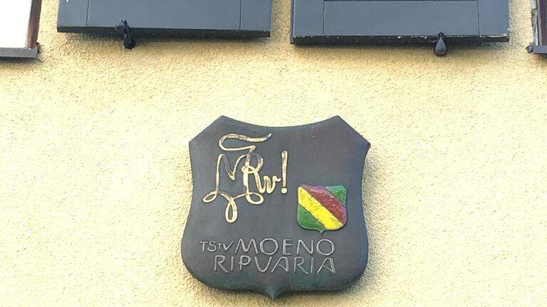 Das Wappen der Studentenverbindung Moeno Ripuaria am Verbindungshaus am Mühltor. Das Wappen der Studentenverbindung Moeno Ripuaria am Verbindungshaus am Mühltor.