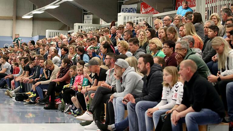 Handball-Zuschauer, die wie hier in der Waldbüttelbrunner Ballsporthalle dicht beieinander sitzen, dürfte es in absehbarer Zeit nicht geben. Handball-Zuschauer, die wie hier in der Waldbüttelbrunner Ballsporthalle dicht beieinander sitzen, dürfte es in absehbarer Zeit nicht geben.