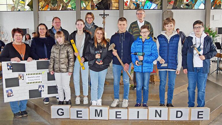Bei einem Familiengottesdienst in der Kirche St. Albanus in Erbshausen-Sulzwiesen wurden die neuen Firmlinge vorgestellt. Auf dem Foto Silke Mainberger, Doris May-Öhrlein, Thomas Mosthaf, Sofie Kuther, Lisa Issing, Gabi Fehn, Zoe Ringelmann, Matteo Walter, Pater Romuald Grzonka OSA, Marvin Weiglein, Michael Keller und Maximilian Weißenberger. Bei einem Familiengottesdienst in der Kirche St. Albanus in Erbshausen-Sulzwiesen wurden die neuen Firmlinge vorgestellt. Auf dem Foto Silke Mainberger, Doris May-Öhrlein, Thomas Mosthaf, Sofie Kuther, Lisa Issing, Gabi Fehn, Zoe Ringelmann, Matteo Walter, Pater Romuald Grzonka OSA, Marvin Weiglein, Michael Keller und Maximilian Weißenberger.