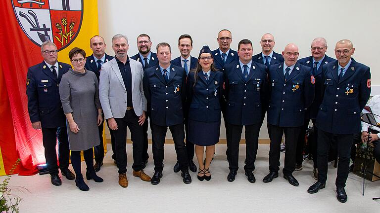 Kreisbrandrat Holger Strunk (von links), zweite Bürgermeisterin Andrea Reppert, Kommandant Schallfeld Marco Gräf, erster Bürgermeister Thomas Heinrichs, Kreisbrandmeister Fabian Haubenreich mit den Geehrten Tobias Zech (geehrt für 25 Jahre), Landrat Florian Töpper, Ramona Haubenreich (25 Jahre), Joachim Bördlein (40 Jahre), Kommandant Lülsfeld Jürgen Landauer (25 Jahre),  Walter Schneider (40 Jahre), Werner Mack (40 Jahre), Edgar Schuhmann (40 Jahre) und Ernst Schneider (40 Jahre).