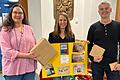 Vorsitzende Katharina Kaufmann (Mitte) und Kassier Ben Kölbl (rechts) übergaben stellvertretend für den Förderverein des Kinderhauses „Zur Hl. Familie“ die Weihnachtsgeschenke für die einzelnen Gruppen an Kinderhausleitung Tina Ehrenfeld (links).