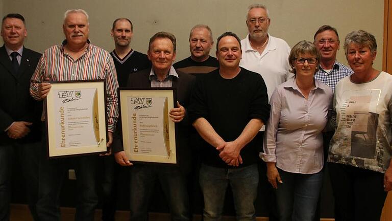Der Vorsitzende des TSV Rödelsee, Dietmar Chrischilles (von links), ehrte die langjährigen Mitglieder Achim Chrischilles, Markus Chrischilles, Rudi Jungfleisch, Michael Melber, Roland Bierfeld, Manfred Lippert, Elisabeth Hemberger, Klaus Balling und Dagmar Balling. Der Vorsitzende des TSV Rödelsee, Dietmar Chrischilles (von links), ehrte die langjährigen Mitglieder Achim Chrischilles, Markus Chrischilles, Rudi Jungfleisch, Michael Melber, Roland Bierfeld, Manfred Lippert, Elisabeth Hemberger, Klaus Balling und Dagmar Balling.
