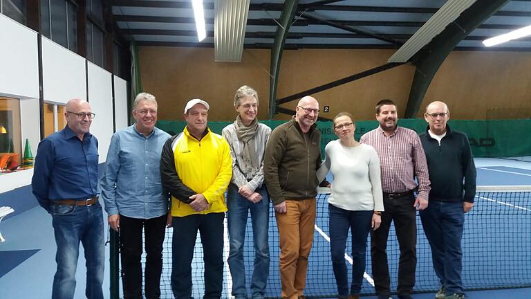 Die Verantwortlichen des Tennisclubs Blau-Weiß (von links nach rechts): Horst Rusche, Ulrich Dahmann, Andrei Leonte, Mario Kempf, Stefan Seidel, Elisabeth Trost, Karsten Jarsch und Rudolf Lux. Die Verantwortlichen des Tennisclubs Blau-Weiß (von links nach rechts): Horst Rusche, Ulrich Dahmann, Andrei Leonte, Mario Kempf, Stefan Seidel, Elisabeth Trost, Karsten Jarsch und Rudolf Lux.