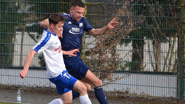 Im Hinspiel waren Daniel Meusel (rechts, im Zweikampf mit dem Höchberger Medin Ljajic) noch mit 3:1 erfolgreich. Am Sonntag setzte es eine 0:2-Heimniederlage. Im Hinspiel waren Daniel Meusel (rechts, im Zweikampf mit dem Höchberger Medin Ljajic) noch mit 3:1 erfolgreich. Am Sonntag setzte es eine 0:2-Heimniederlage.