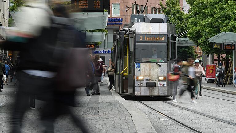 Die Meinungen zum ÖPNV in Würzburg gehen sehr auseinander. Die Meinungen zum ÖPNV in Würzburg gehen sehr auseinander.