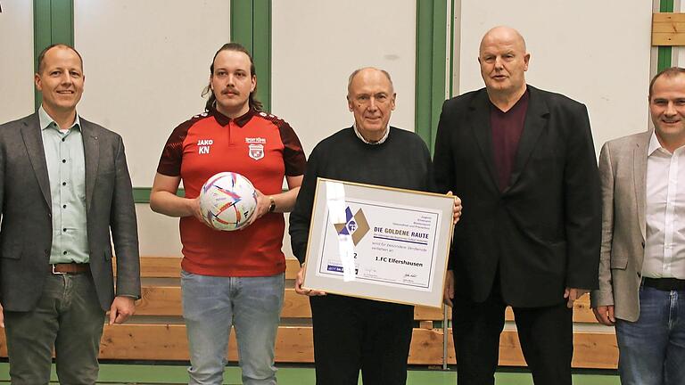 Goldene Raute: (von links) Bürgermeister Johannes Krumm, Kevin Niklaus Abteilungsleiter Fußball, Vereinsehrenamtsbeauftragter Jürgen Berger, Rainer Lochmüller und Vorsitzender Tobias Warter       -  Goldene Raute: (von links) Bürgermeister Johannes Krumm, Kevin Niklaus Abteilungsleiter Fußball, Vereinsehrenamtsbeauftragter Jürgen Berger, Rainer Lochmüller und Vorsitzender Tobias Warter