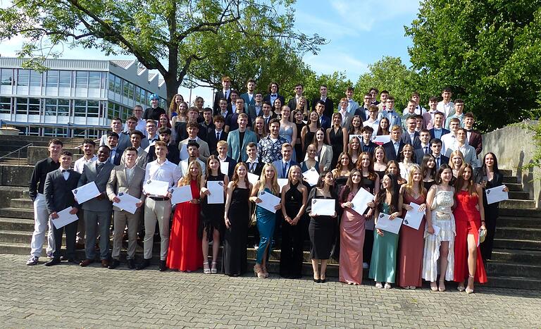 Oberstufenkoordinator Mario Hartmann, umrahmt von 91 Abiturientinnen und Abiturienten, die stolz und bestens gerüstet mit dem bayerischen Abiturzeugnis in der Tasche den neuen Weg in die berufliche Zukunft einschlagen können. Oberstufenkoordinator Mario Hartmann, umrahmt von 91 Abiturientinnen und Abiturienten, die stolz und bestens gerüstet mit dem bayerischen Abiturzeugnis in der Tasche den neuen Weg in die berufliche Zukunft einschlagen können.