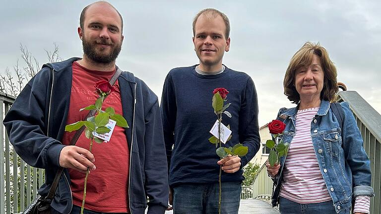 Ingrid Stryjski, Thorsten Reppert und Frederik Hellert verteilten Rosen.