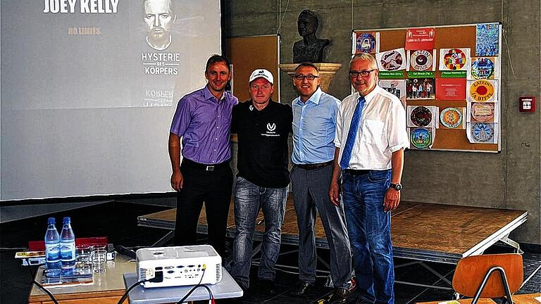 Vortrag am JSG: (von links) Frank Kleinhenz, Joey Kelly, Alexander Wilm und Frank Kubitza. Vortrag am JSG: (von links) Frank Kleinhenz, Joey Kelly, Alexander Wilm und Frank Kubitza.