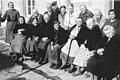 Spital-Bewohner und &bdquo;Kollegen&ldquo; bei der Bewirtschaftung des Spitals. Die Aufnahme stammt aus dem Jahr 1962.