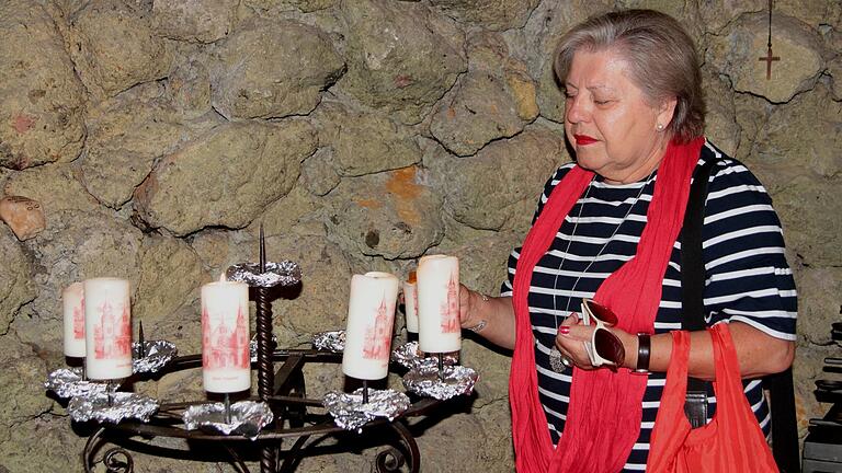 Roswitha Fliege hilft Trauernden, den Verlust eines geliebten Menschen zu bewältigen. Das Bild zeigt die 72-Jährige beim Anzünden einer Kerze in der Lourdesgrotte am Zeiler Käppele.