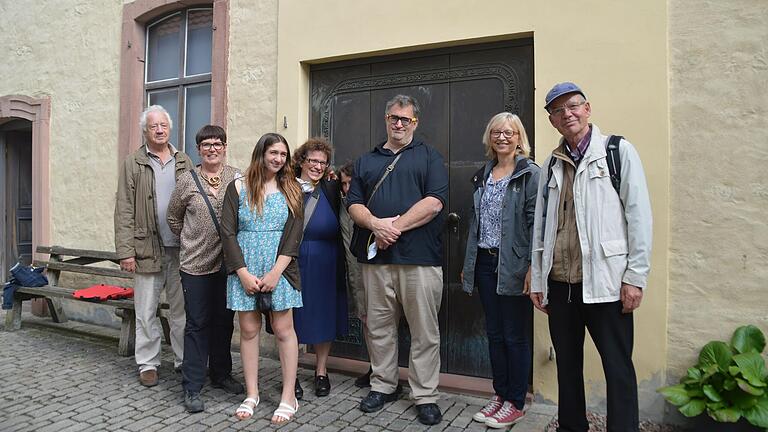 Familie Meyers aus Boulder/Colorado begab sich auf eine spannende Reise die die Vergangenheit, die sie auch in die Synagoge in Urspringen führte. Im Bild (von links) Dr. Leonhard Scherg, Martina Wiemer, Allya Pearl, Julie Davidson, Dylan und Jonathan Brett Meyers, Christine Kasamas vom Förderkreis und Herr Wiemer.