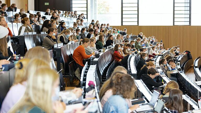 Geimpft, getestet oder genesen - anders ist der Zugang zu den Hörsälen wegen der Corona-Pandemie nicht gestattet. Für Ungeimpfte könnte das ab 30. November zum Problem werden. Geimpft, getestet oder genesen - anders ist der Zugang zu den Hörsälen wegen der Corona-Pandemie nicht gestattet. Für Ungeimpfte könnte das ab 30. November zum Problem werden.