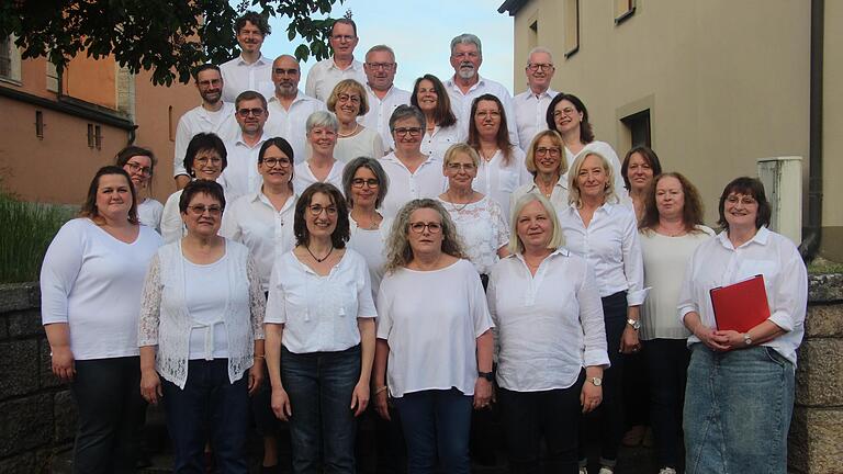 Der neue gemischte Chor Klangfarben, vorne rechts Dirigentin und MGV-Vorsitzende Bettina Schäfer. Der neue gemischte Chor Klangfarben, vorne rechts Dirigentin und MGV-Vorsitzende Bettina Schäfer.