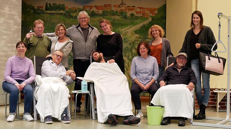 Das Foto zeigt (von links) Michaela Schraut, Elmar Frötschner, Werner Schraut, Sigrid Stuckenbrok, Regisseur Bruno Strobel, Jonathan Bischoff, Jacqueline Escher, Sibylle Schneider, Souffleuse Manuela Tabor, Gottfried Holzinger und Lea Strobel. Das Foto zeigt (von links) Michaela Schraut, Elmar Frötschner, Werner Schraut, Sigrid Stuckenbrok, Regisseur Bruno Strobel, Jonathan Bischoff, Jacqueline Escher, Sibylle Schneider, Souffleuse Manuela Tabor, Gottfried Holzinger und Lea Strobel.