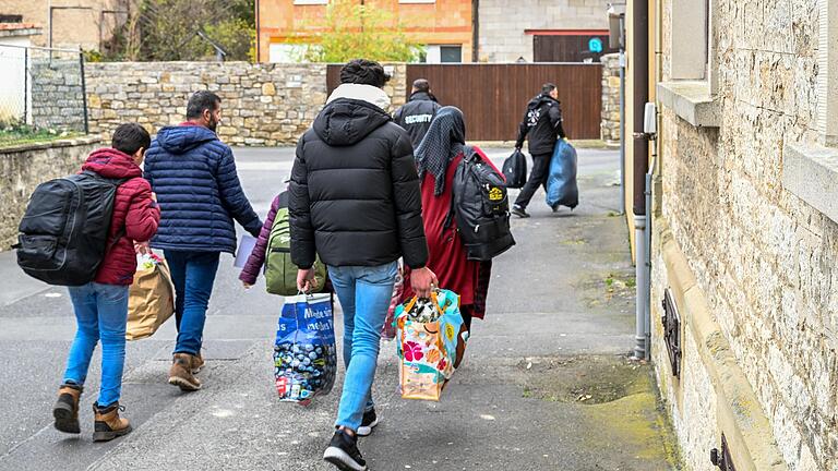 Kurdische Flüchtlinge kommen im November 2023 aus der Türkei in Gaukönigshofen bei Ochsenfurt an.