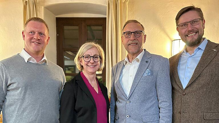 Viele guten Wünsche bekam Castells Altbürgermeister Jochen Kramer (Zweiter von rechts) zu seinem 70. Geburtstag, unter anderem von seinem Amtsnachfolger Christian Hähnlein, Vize-Landrätin Susanne Knof und Wiesentheids Bürgermeister Klaus Köhler.