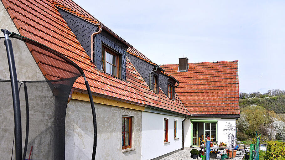 Die verschiedenen Phasen des Lebens erfordern oft konstruktive Anpassungen an den zur Verfügung stehenden Wohnraum von Bestandsgebäuden. In diesem Beispiel verlängert ein stilgetreuer Anbau konsequent ein bestehendes Wohnhaus um zwei Wohneinheiten zu schaffen. Durchdachte Durchbrüche und eine Neueinteilung der Räume geben allen Kindern, Eltern und Großeltern den nötigen Rahmen für eine gemeinsame Lebensgestaltung im Familienverbund unter Einhaltung der gewünschten Rückzugsmöglichkeiten und Privatsphäre. Die verschiedenen Phasen des Lebens erfordern oft konstruktive Anpassungen an den zur Verfügung stehenden Wohnraum von Bestandsgebäuden. In diesem Beispiel verlängert ein stilgetreuer Anbau konsequent ein bestehendes Wohnhaus um zwei Wohneinheiten zu schaffen. Durchdachte Durchbrüche und eine Neueinteilung der Räume geben allen Kindern, Eltern und Großeltern den nötigen Rahmen für eine gemeinsame Lebensgestaltung im Familienverbund unter Einhaltung der gewünschten Rückzugsmöglichkeiten und Privatsphäre.