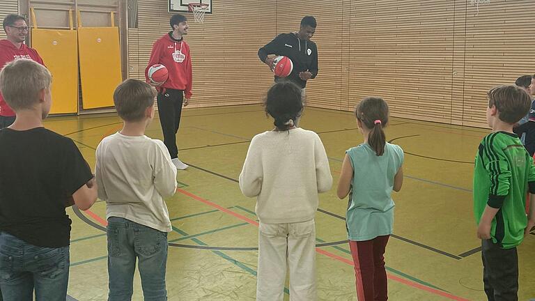 Elijah Ndi und Julius Böhmer von den Würzburger Baskets zeigten Tipps und Tricks.