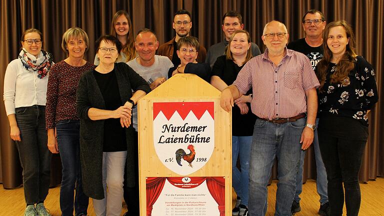 Bald heißt es wieder 'Vorhang auf!' bei der Nurdemer Laienbühne. Das Ensemble rund um Regisseurin Karin Hippeli (vorne links) freut sich auf zahlreiche Gäste.
