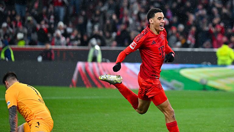 Bayern München - 1. FC Heidenheim       -  Jamal Musiala jubelt nach seinem zweiten Tor zum 4:2-Endstand.