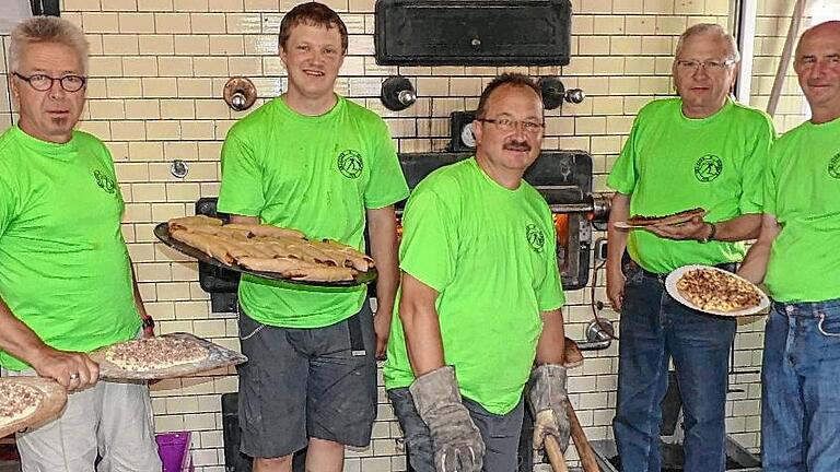 Das Herzstück des Backhausfestes. Das Bild zeigt Bäcker-Chef Gerhard Mildenberger (Mitte) und sein Team mit (von links) Viktor Schumacher, Daniel Mildenberger, Ernst Rüdenauer und Elmar Omert.