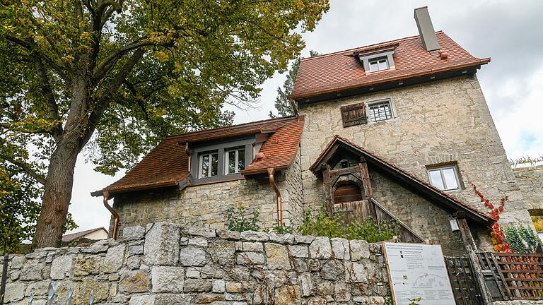 Er erhielt im Zuge der aktuellen Sanierungsarbeiten an der Sommerhäuser Stadtmauer ein neues Dachwerk: der Flurersturm. Er erhielt im Zuge der aktuellen Sanierungsarbeiten an der Sommerhäuser Stadtmauer ein neues Dachwerk: der Flurersturm.