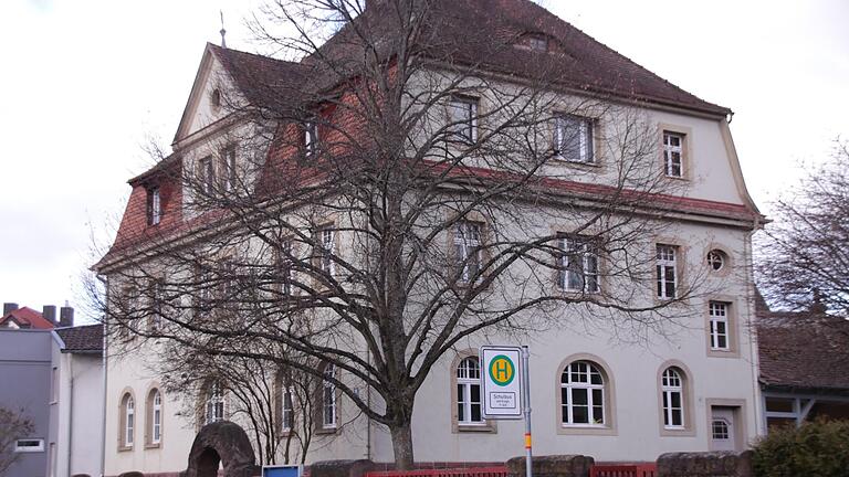 Bevor die Henneberg-Grundschule neu gebaut werden kann, muss die Stadt die Sanierung der alten Schulhäuser (im Bild das Garitzer) planen.Foto: Benedikt Borst - Bevor die Henneberg-Grundschule neu gebaut werden kann, muss die Stadt die Sanierung der alten Schulhäuser (im Bild das Garitzer) planen.Foto: Benedikt Borst Bevor die Henneberg-Grundschule neu gebaut werden kann, muss die Stadt die Sanierung der alten Schulhäuser (im Bild das Garitzer) planen.Foto: Benedikt Borst - Bevor die Henneberg-Grundschule neu gebaut werden kann, muss die Stadt die Sanierung der alten Schulhäuser (im Bild das Garitzer) planen.Foto: Benedikt Borst