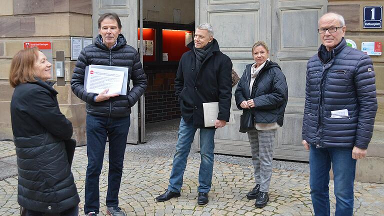 Wollten am Donnerstag 150 Unterschriften gegen die aktuellen Planungen zum Bebauungsplan Rinnerfeld im Rathaus übergeben: Marlies und Rudolf Walter, Andreas und Delia Eichhorn sowie Klaus Förtsch.