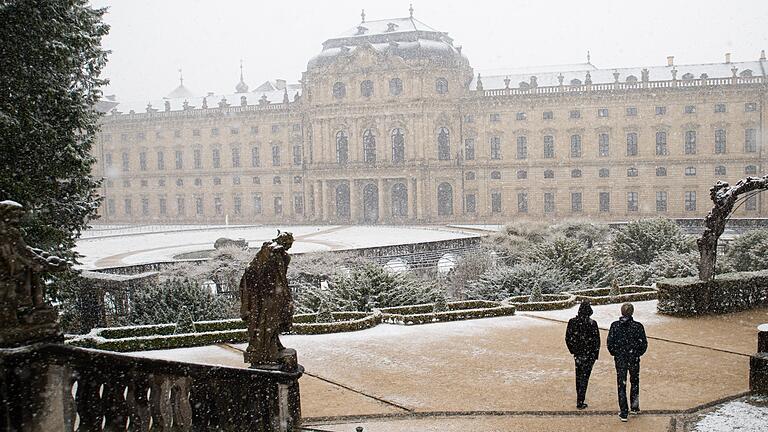 Eiseskälte in den kommenden Tagen, aber fällt auch Schnee? Das ist die Frage mit Blick aufs Wetter am Wochenende. Im Bild: Wintereinbruch an der Residenz in Würzburg. Eiseskälte in den kommenden Tagen, aber fällt auch Schnee? Das ist die Frage mit Blick aufs Wetter am Wochenende. Im Bild: Wintereinbruch an der Residenz in Würzburg.