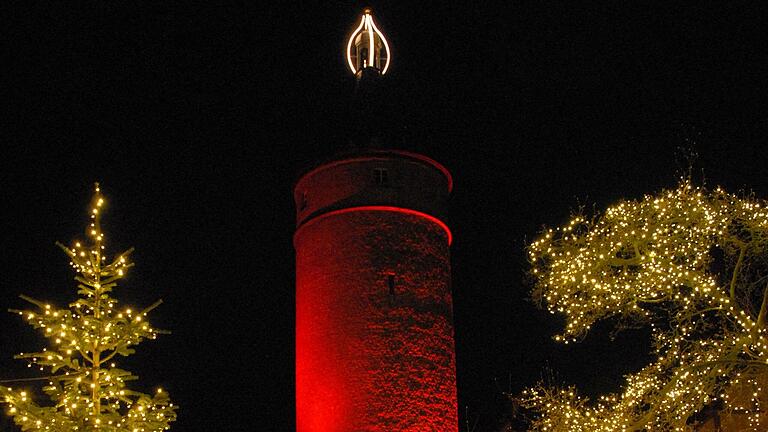 Seit Freitagabend ist der Kitzinger Stadtturm wieder rot illuminiert und somit Bayerns größte Adventskerze.